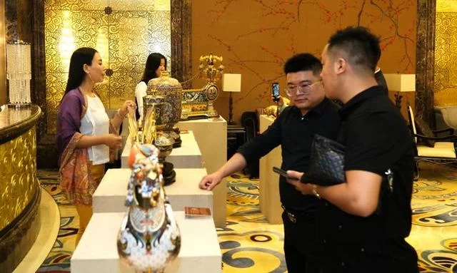 张同禄大师新作景泰蓝《中国牛转乾坤》和《千秋伟业》百年大鼎在京首发(图8) 张同禄大师新作景泰蓝《中国牛转乾坤》和《千秋伟业》百年大鼎在京首发(图8)