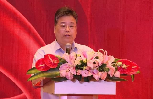 张同禄大师新作景泰蓝《中国牛转乾坤》和《千秋伟业》百年大鼎在京首发(图2) 张同禄大师新作景泰蓝《中国牛转乾坤》和《千秋伟业》百年大鼎在京首发(图2)