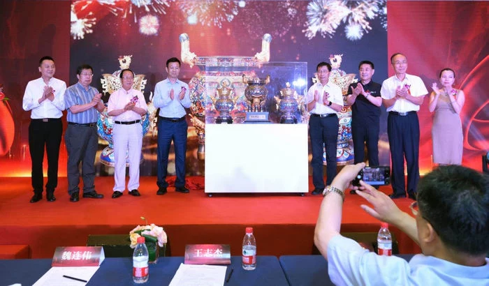 张同禄大师新作景泰蓝《中国牛转乾坤》和《千秋伟业》百年大鼎在京首发(图5) 张同禄大师新作景泰蓝《中国牛转乾坤》和《千秋伟业》百年大鼎在京首发(图5)