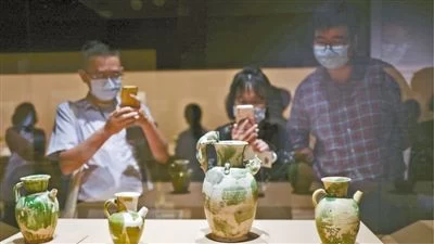 唐代“黑石号”沉船出水文物展出(图1) 唐代“黑石号”沉船出水文物展出(图1)