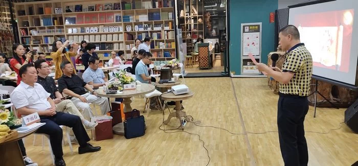 第六届青秀区中秋诗会在南宁举行,伍迁获2020年度"青秀诗人"奖(图2) 第六届青秀区中秋诗会在南宁举行,伍迁获2020年度"青秀诗人"奖(图2)