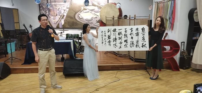第六届青秀区中秋诗会在南宁举行,伍迁获2020年度"青秀诗人"奖(图3) 第六届青秀区中秋诗会在南宁举行,伍迁获2020年度"青秀诗人"奖(图3)