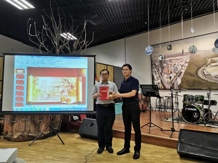 第六届青秀区中秋诗会在南宁举行,伍迁获2020年度"青秀诗人"奖(图4) 第六届青秀区中秋诗会在南宁举行,伍迁获2020年度"青秀诗人"奖(图4)