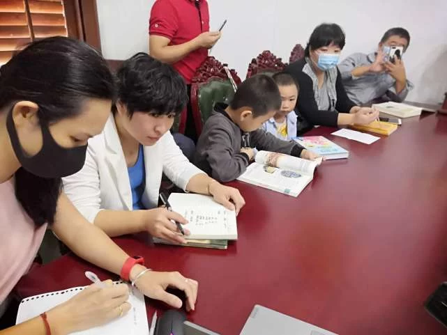 陈列馆里的智慧书房:广西北海市为游客读者提供多样化特色阅读服务(图4) 陈列馆里的智慧书房:广西北海市为游客读者提供多样化特色阅读服务(图4)