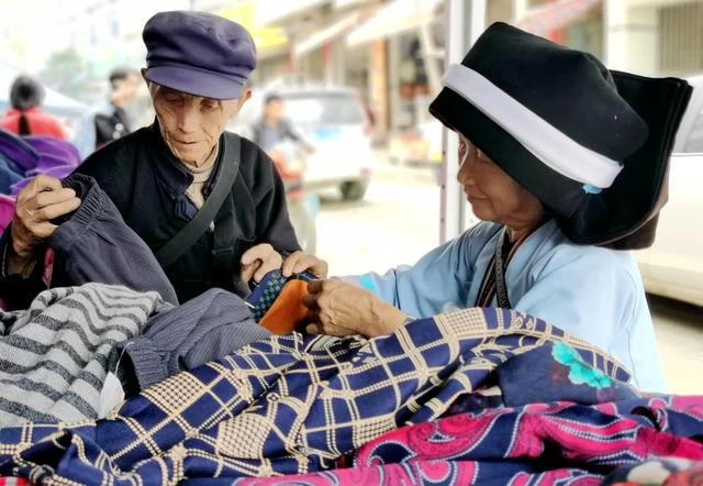 用有温度的作品助力脱贫攻坚——广西、百色两级文联组织作家赴隆林采风侧记(图8) 用有温度的作品助力脱贫攻坚——广西、百色两级文联组织作家赴隆林采风侧记(图8)