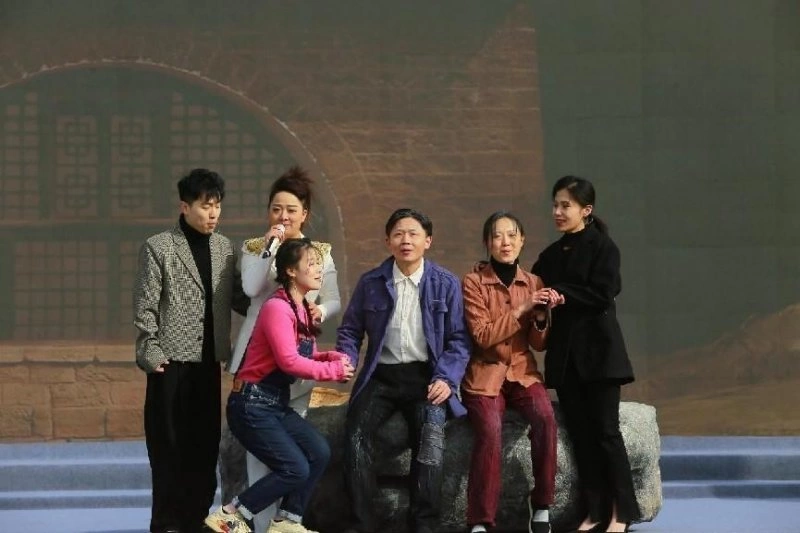 “启航新征程 幸福中国年”2023西安“村晚”示范展演让群众乐开怀(图2) “启航新征程 幸福中国年”2023西安“村晚”示范展演让群众乐开怀(图2)
