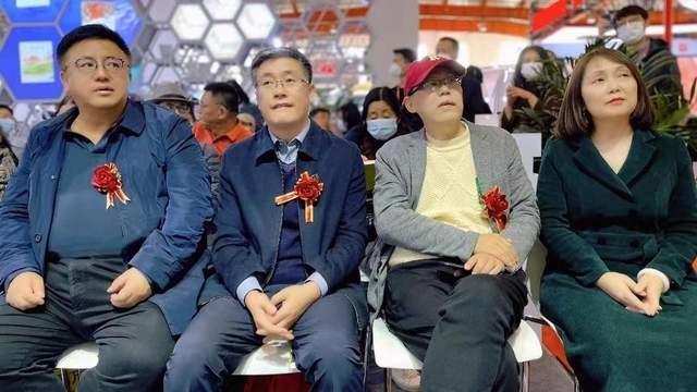 首届中国当代诗歌北京论坛暨《中国当代诗歌年鉴》首发式举办(图4) 首届中国当代诗歌北京论坛暨《中国当代诗歌年鉴》首发式举办(图4)