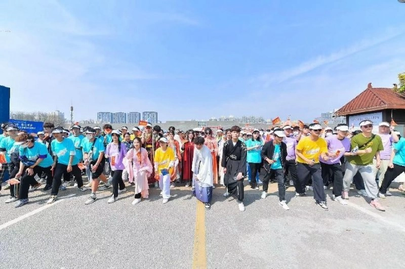 穿古阅今 学生徒步大明宫寻迹汉唐(图3) 穿古阅今 学生徒步大明宫寻迹汉唐(图3)
