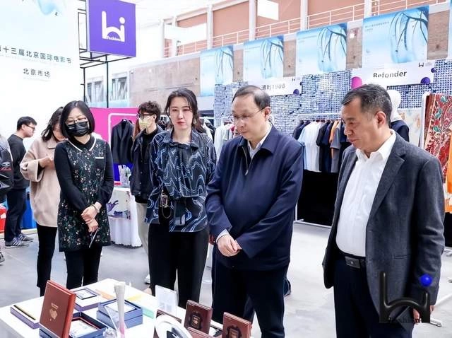 聚焦“电影+时尚”跨界,Hi Fashion移动驿站落地北京国际电影节大众展区(图8) 聚焦“电影+时尚”跨界,Hi Fashion移动驿站落地北京国际电影节大众展区(图8)