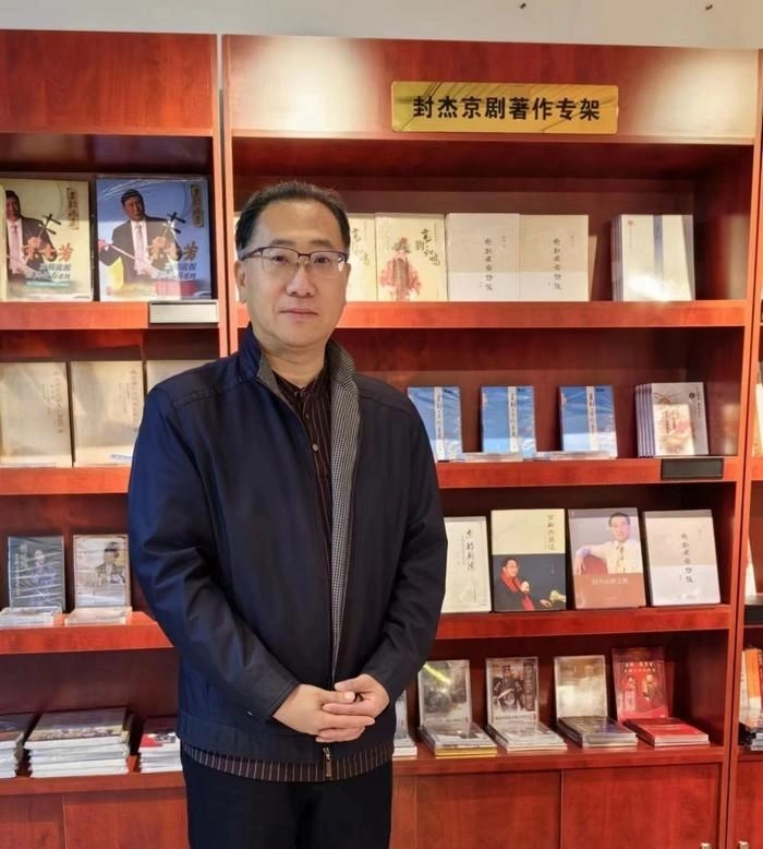 封杰京剧著作图书首开“专架”(图1) 封杰京剧著作图书首开“专架”(图1)