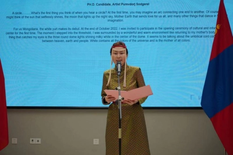 “一束光”清华大学美术学院博士生苏德格日勒绘画作品展举办(图2) “一束光”清华大学美术学院博士生苏德格日勒绘画作品展举办(图2)