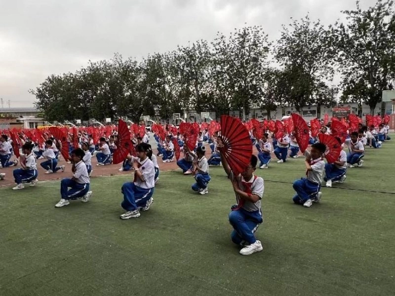 弘扬民族体育文化,北工大附中举办“再续冰雪梦、一起向未来”亲子冰雪嘉年华(图2) 弘扬民族体育文化,北工大附中举办“再续冰雪梦、一起向未来”亲子冰雪嘉年华(图2)
