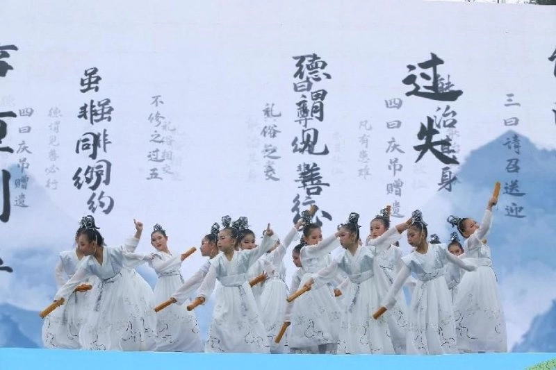 蓝田县“四季村晚”示范展示开启“大地欢歌”西安市乡村文化活动年(图2) 蓝田县“四季村晚”示范展示开启“大地欢歌”西安市乡村文化活动年(图2)