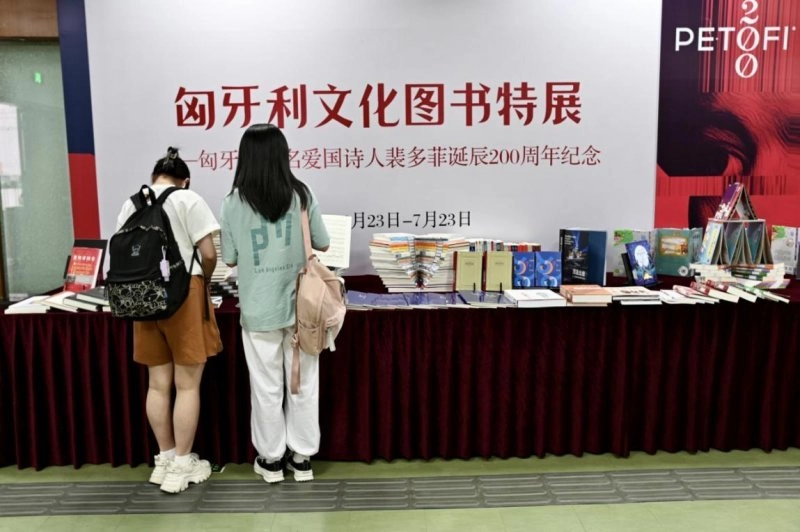 全球最大“裴多菲之书”《雅诺什勇士》亮相嘉兴(图11) 全球最大“裴多菲之书”《雅诺什勇士》亮相嘉兴(图11)