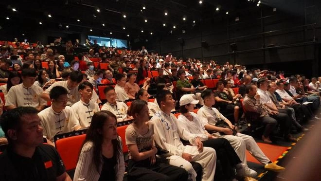 武林泰斗齐聚《八极拳王》首映礼(图9) 武林泰斗齐聚《八极拳王》首映礼(图9)