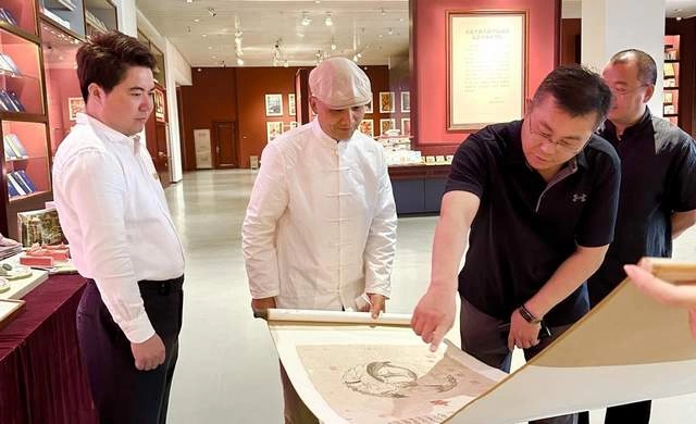 中国国家版本馆收藏杭州十竹斋水印木刻版画仪式在中央总馆文华堂举行(图3) 中国国家版本馆收藏杭州十竹斋水印木刻版画仪式在中央总馆文华堂举行(图3)