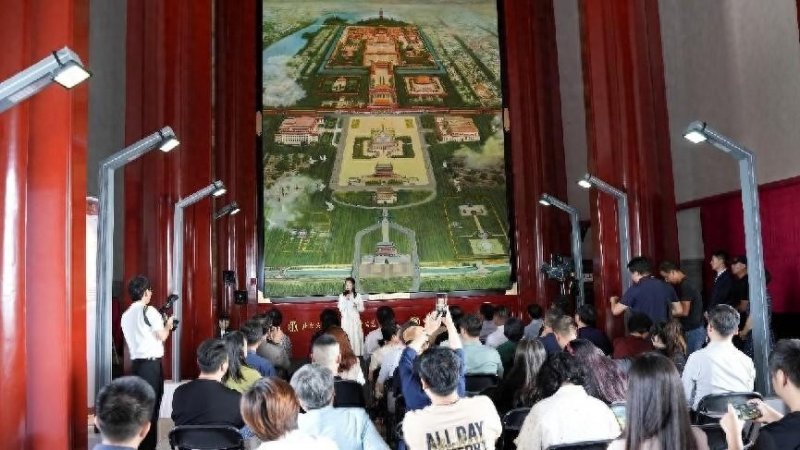 油画《壮美中轴》捐赠仪式暨《壮美中轴》光栅明信片首发在北京正阳门举行(图1)