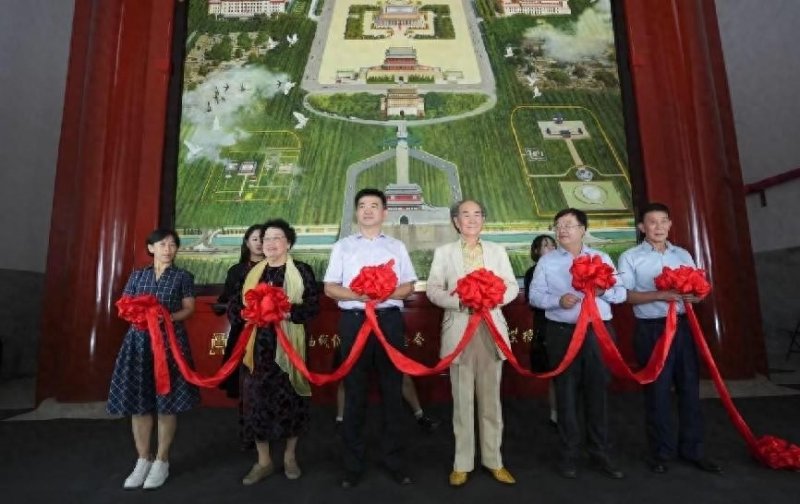 油画《壮美中轴》捐赠仪式暨《壮美中轴》光栅明信片首发在北京正阳门举行(图2)