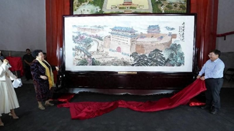 油画《壮美中轴》捐赠仪式暨《壮美中轴》光栅明信片首发在北京正阳门举行(图3)