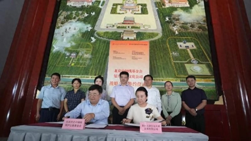油画《壮美中轴》捐赠仪式暨《壮美中轴》光栅明信片首发在北京正阳门举行(图7) 油画《壮美中轴》捐赠仪式暨《壮美中轴》光栅明信片首发在北京正阳门举行(图7)