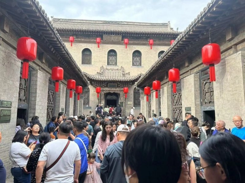 假日的乔家大院游人如织、秩序井然,迎来客流高峰(图1) 假日的乔家大院游人如织、秩序井然,迎来客流高峰(图1)