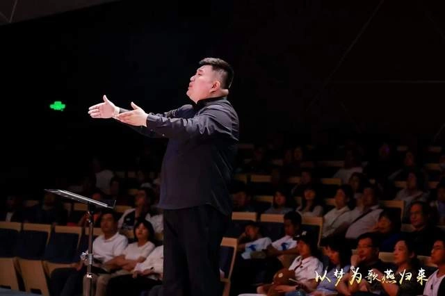 北京大学校友合唱团举行成立十五周年音乐会:弦歌雅乐传情意,一十五载燕归来(图4) 北京大学校友合唱团举行成立十五周年音乐会:弦歌雅乐传情意,一十五载燕归来(图4)