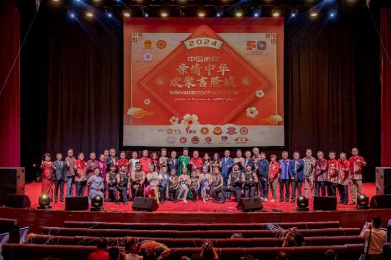 庆祝中马建交50周年“亲情中华 欢聚吉隆坡”文艺汇演精彩上演(图1) 庆祝中马建交50周年“亲情中华 欢聚吉隆坡”文艺汇演精彩上演(图1)