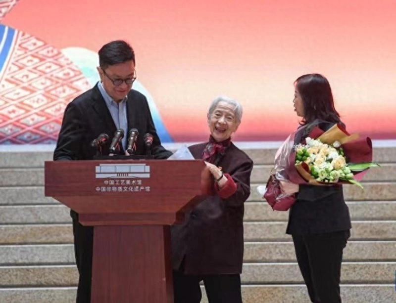 “新中国第一份国礼”成功复原,景泰蓝《和平鸽大圆盘》亮相中国工艺美术馆(图1) “新中国第一份国礼”成功复原,景泰蓝《和平鸽大圆盘》亮相中国工艺美术馆(图1)