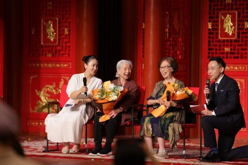“花开敦煌·舞动千年”惊艳,景泰蓝《和平鸽大圆盘》同台绽放(图5) “花开敦煌·舞动千年”惊艳,景泰蓝《和平鸽大圆盘》同台绽放(图5)