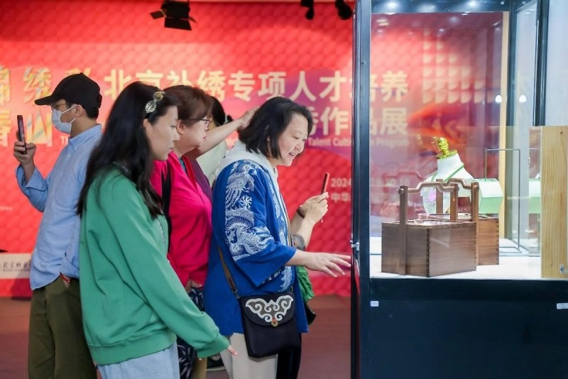 北京补绣专项人才培养优秀作品展在中华世纪坛开幕(图9) 北京补绣专项人才培养优秀作品展在中华世纪坛开幕(图9)