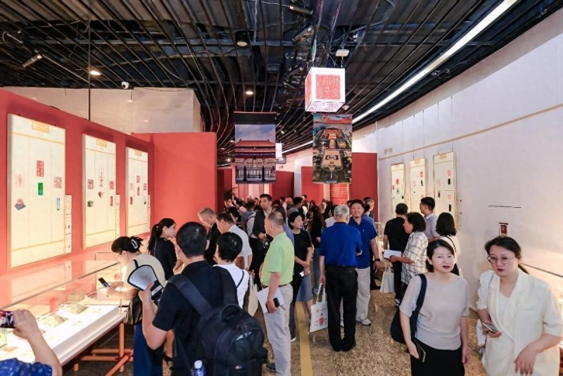 “印记北京中轴线——大众篆刻作品展”巡展启动暨公益赠书举办(图1) “印记北京中轴线——大众篆刻作品展”巡展启动暨公益赠书举办(图1)