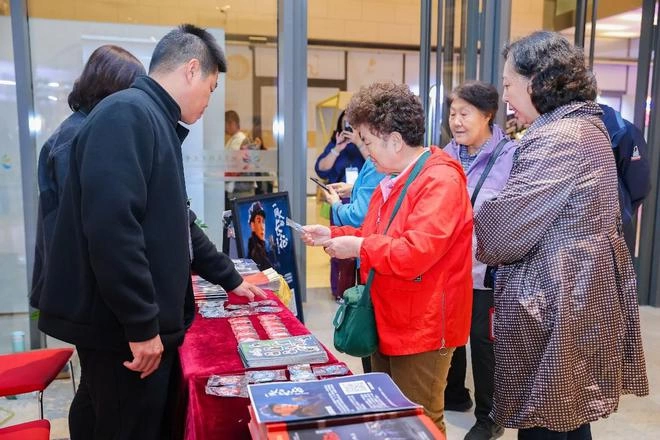 赣南采茶戏《一个人的长征》晋京展演:展现淳朴劳动人民形象 传承红色信仰力量(图14) 赣南采茶戏《一个人的长征》晋京展演:展现淳朴劳动人民形象 传承红色信仰力量(图14)