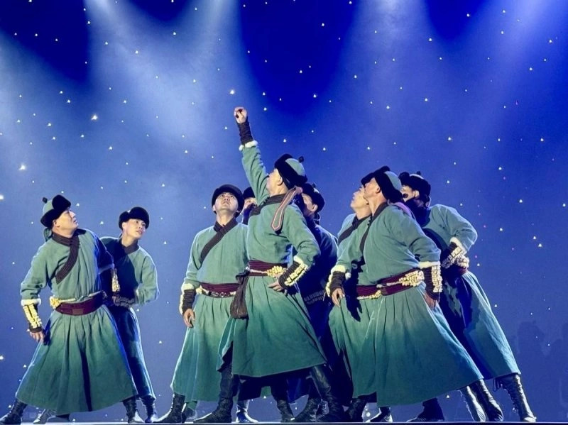 以民族乐舞焕文旅新生,大型体验式民族歌舞秀《额济纳》震撼开演(图5) 以民族乐舞焕文旅新生,大型体验式民族歌舞秀《额济纳》震撼开演(图5)