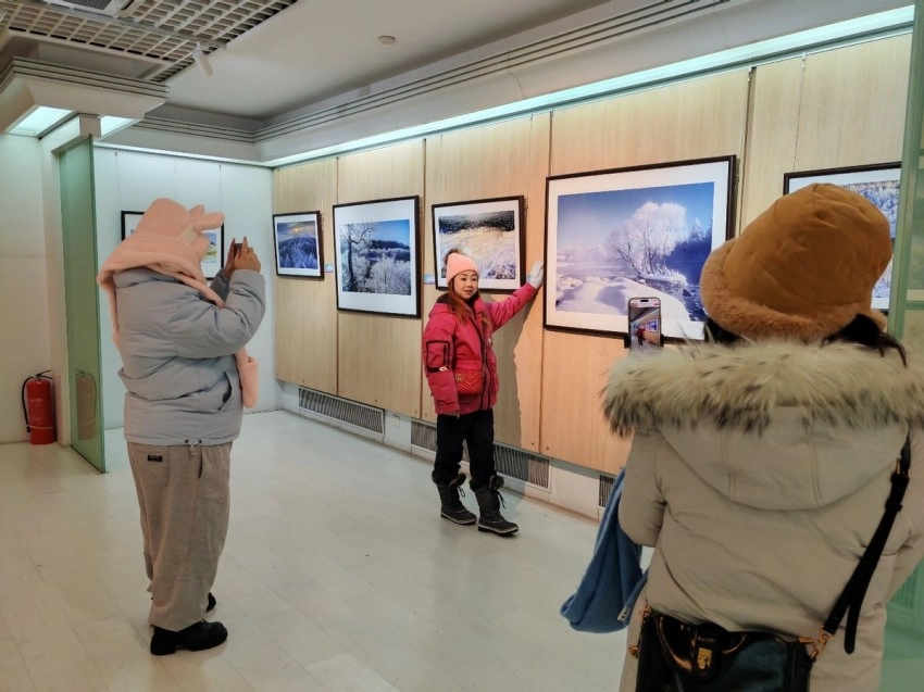 “大美伊春·魅力丰林”冬季风光摄影作品展首站在哈尔滨开幕(图3) “大美伊春·魅力丰林”冬季风光摄影作品展首站在哈尔滨开幕(图3)