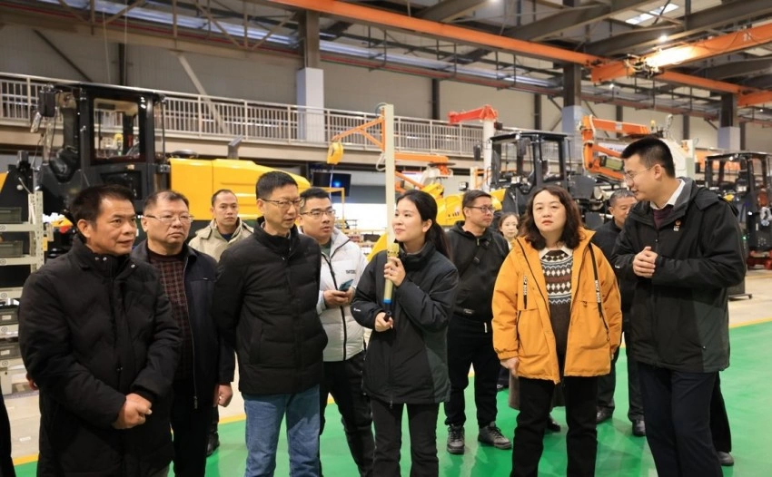 “共同体八桂行·柳州站”全媒体采访行动暨广西民族报社签约作家座谈会在柳州圆满举行(图4) “共同体八桂行·柳州站”全媒体采访行动暨广西民族报社签约作家座谈会在柳州圆满举行(图4)