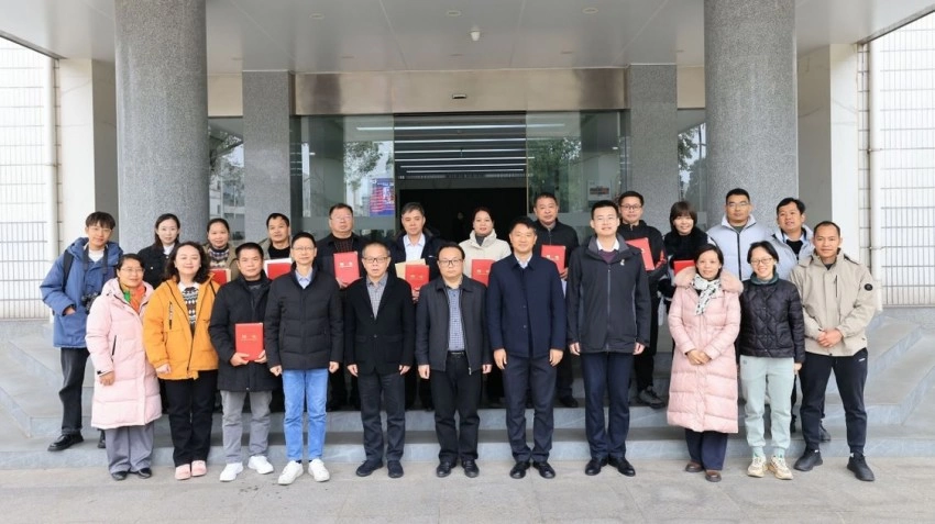 “共同体八桂行·柳州站”全媒体采访行动暨广西民族报社签约作家座谈会在柳州圆满举行(图25) “共同体八桂行·柳州站”全媒体采访行动暨广西民族报社签约作家座谈会在柳州圆满举行(图25)