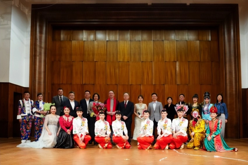 塞尔维亚奏响新春乐章——2025年欢乐春节演出活动在贝尔格莱德举行(图2) 2025年欢乐春节演出活动在贝尔格莱德举行(图2)