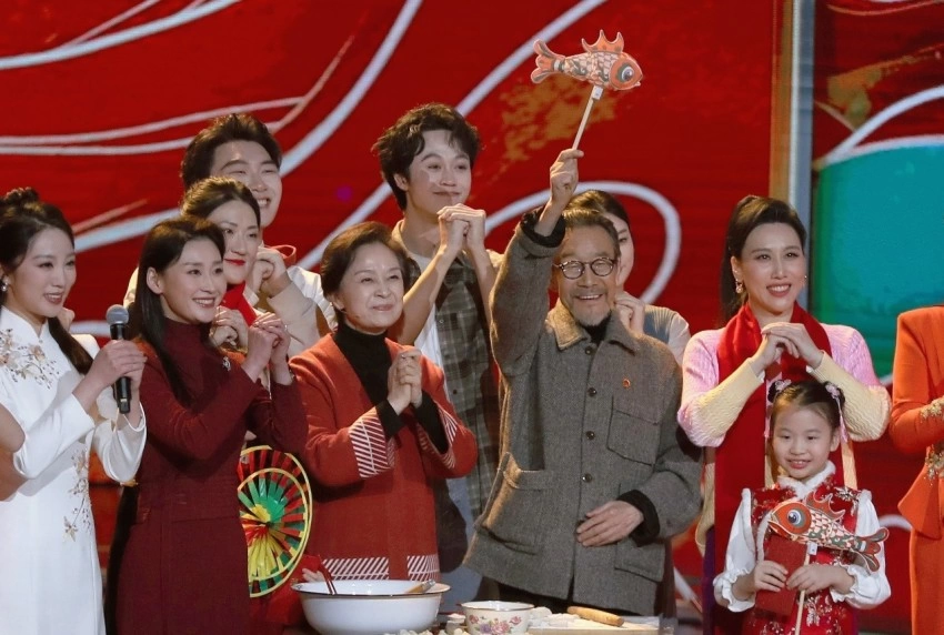 李雪健、刘莉莉、金响携情景歌曲《你是我的家》亮相《2025年全球华侨华人春节大联欢》(图3) 李雪健、刘莉莉、金响携情景歌曲《你是我的家》亮相《2025年全球华侨华人春节大联欢》(图3)