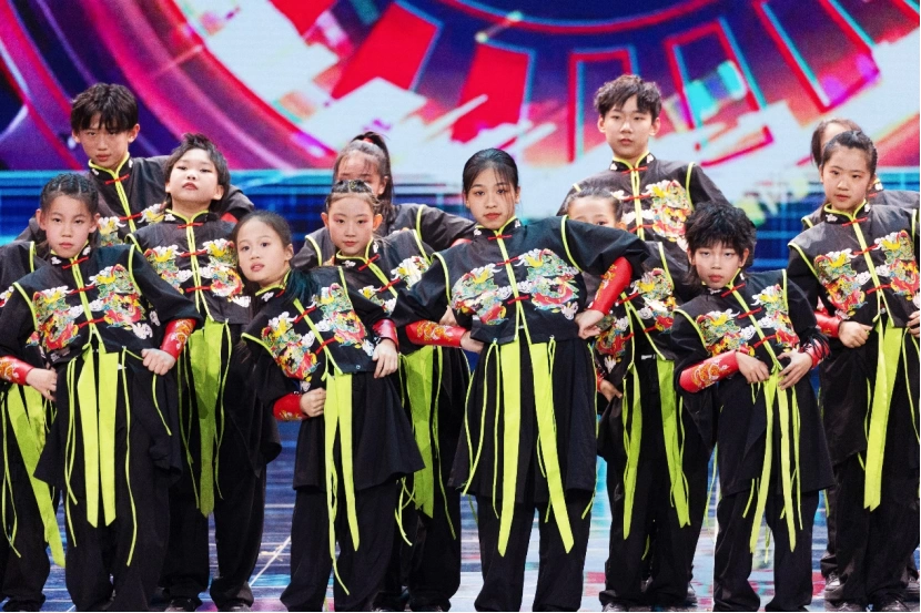 李雪健、刘莉莉、金响携情景歌曲《你是我的家》亮相《2025年全球华侨华人春节大联欢》(图2) 李雪健、刘莉莉、金响携情景歌曲《你是我的家》亮相《2025年全球华侨华人春节大联欢》(图2)