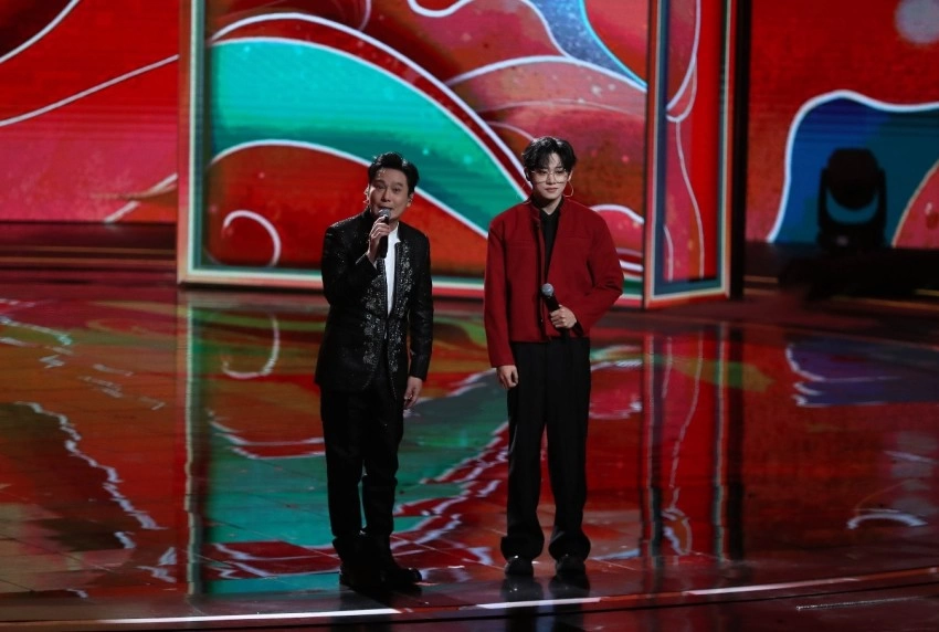 李雪健、刘莉莉、金响携情景歌曲《你是我的家》亮相《2025年全球华侨华人春节大联欢》(图9) 李雪健、刘莉莉、金响携情景歌曲《你是我的家》亮相《2025年全球华侨华人春节大联欢》(图9)