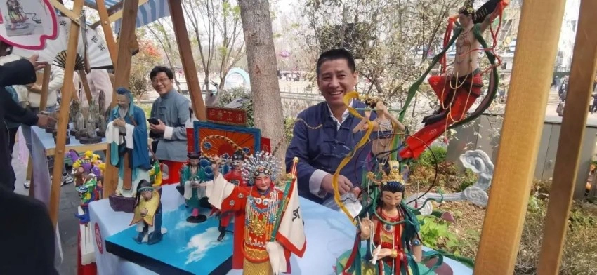 “淇水滺滺,桧楫松舟”“淇水汤汤,渐车帷裳”“瞻彼淇奥,绿竹猗猗”…… 《诗经·卫风》中的淇河之畔,如今正上演着一场跨越三千年的浪漫邂逅。每年4月上旬,鹤壁市淇滨区华夏南路两侧的数万株樱花次第绽放,形成独特的春日盛景。 这座因 “仙鹤栖于南山峭壁” 而得名的城市,正以樱花为纽带,向世界递出了一张“诗画鹤壁”的文旅新名片。 花开正盛!这朵“花”早已火了上千年 每到春天,最令人期待的事莫过于赏(图4) 鹤壁市淇滨区:樱花树下品《诗经》 奏响千年“诗樱和弦”(图4)