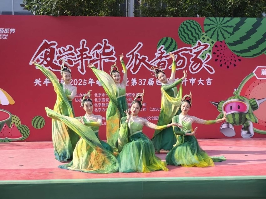 兴丰街道联动百家门店打造“瓜香消费周”,西瓜节市集激活消费新引擎(图2) 兴丰街道联动百家门店打造“瓜香消费周”,西瓜节市集激活消费新引擎(图2)