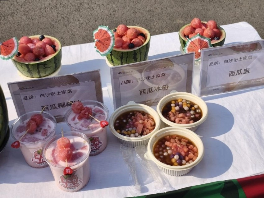 兴丰街道联动百家门店打造“瓜香消费周”,西瓜节市集激活消费新引擎(图4) 兴丰街道联动百家门店打造“瓜香消费周”,西瓜节市集激活消费新引擎(图4)