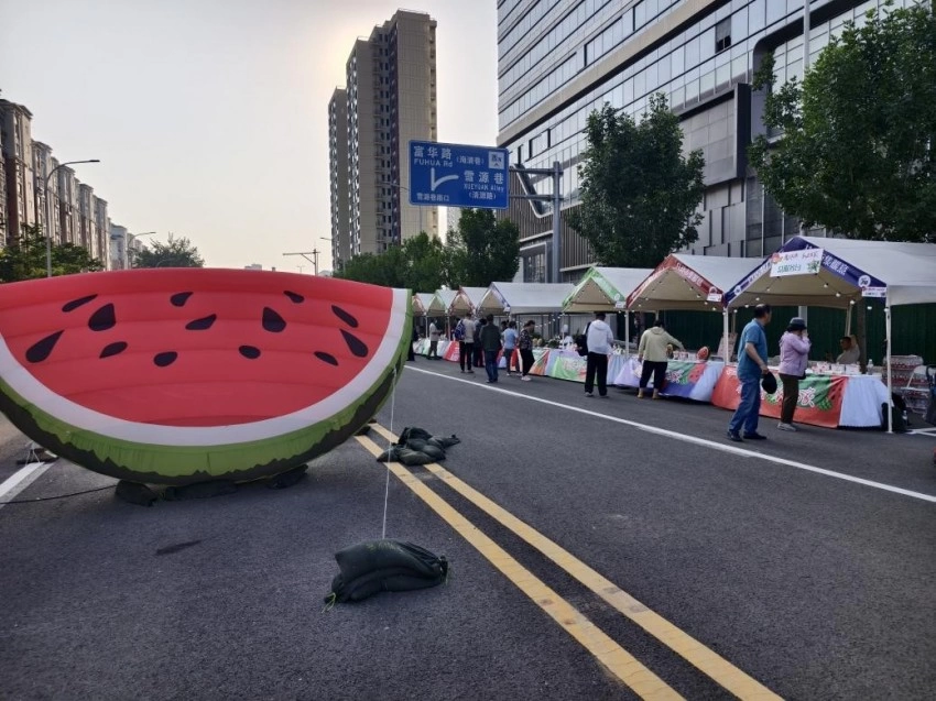 兴丰街道联动百家门店打造“瓜香消费周”,西瓜节市集激活消费新引擎(图5) 兴丰街道联动百家门店打造“瓜香消费周”,西瓜节市集激活消费新引擎(图5)