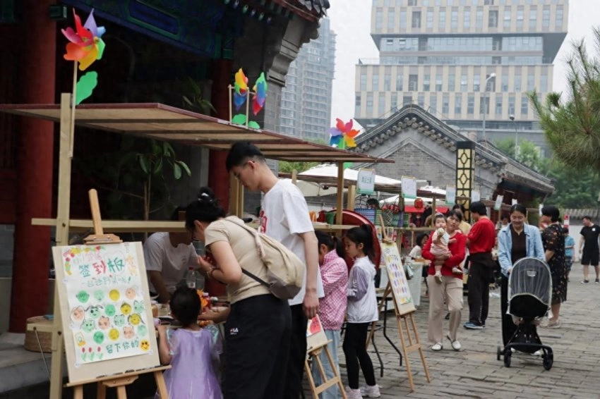 拓龙舟、缝香囊、逛市集,回龙观邻里共聚传递端午暖意(图1) 拓龙舟、缝香囊、逛市集,回龙观邻里共聚传递端午暖意(图1)