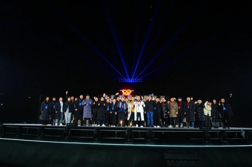 科技与艺术共舞 重庆智造闪耀央视春晚——2025年春晚重庆分会场打造全球最大智能车阵光影秀(图5)