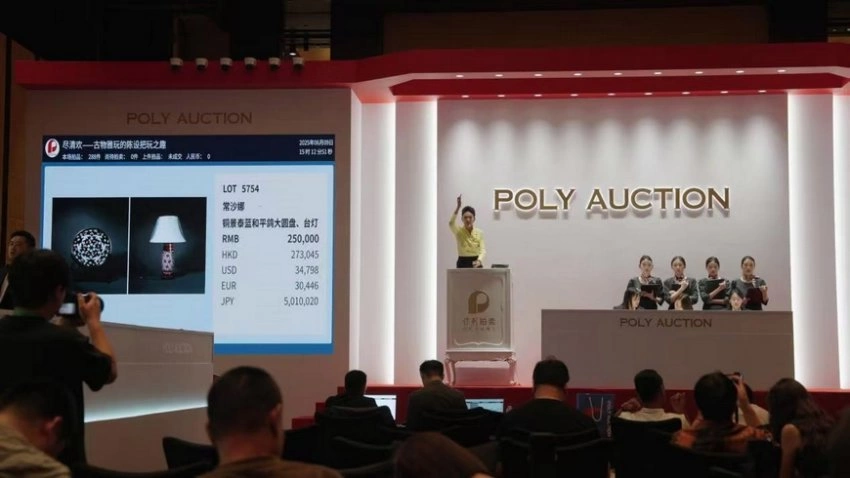 常沙娜国礼景泰蓝《和平鸽大圆盘》《台灯》保利春拍25万元落锤(图2) 常沙娜国礼景泰蓝《和平鸽大圆盘》《台灯》保利春拍25万元落锤(图2)