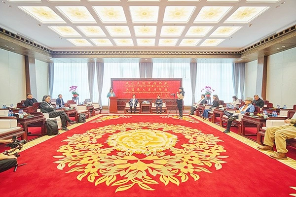 “文化西藏 天上画卷”高原高峰艺术家西藏行写生活动正式启动(图4) “文化西藏 天上画卷”高原高峰艺术家西藏行写生活动正式启动(图4)