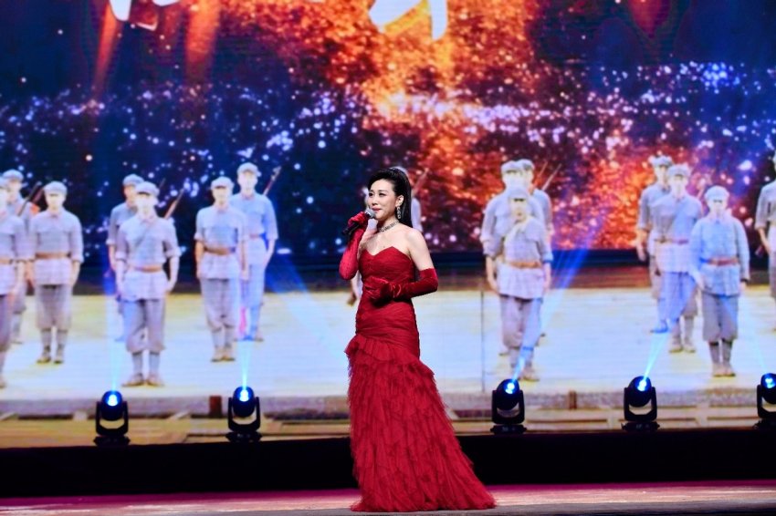 展示文化艺术魅力，助力老区乡村振兴——“亲情中华”演出走进江西赣州和上饶(图2)