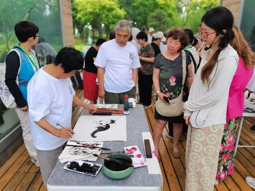 丰台区社会化管理退休人员南苑森林湿地公园绘画采风活动圆满完成(图3) 丰台区社会化管理退休人员南苑森林湿地公园绘画采风活动圆满完成(图3)